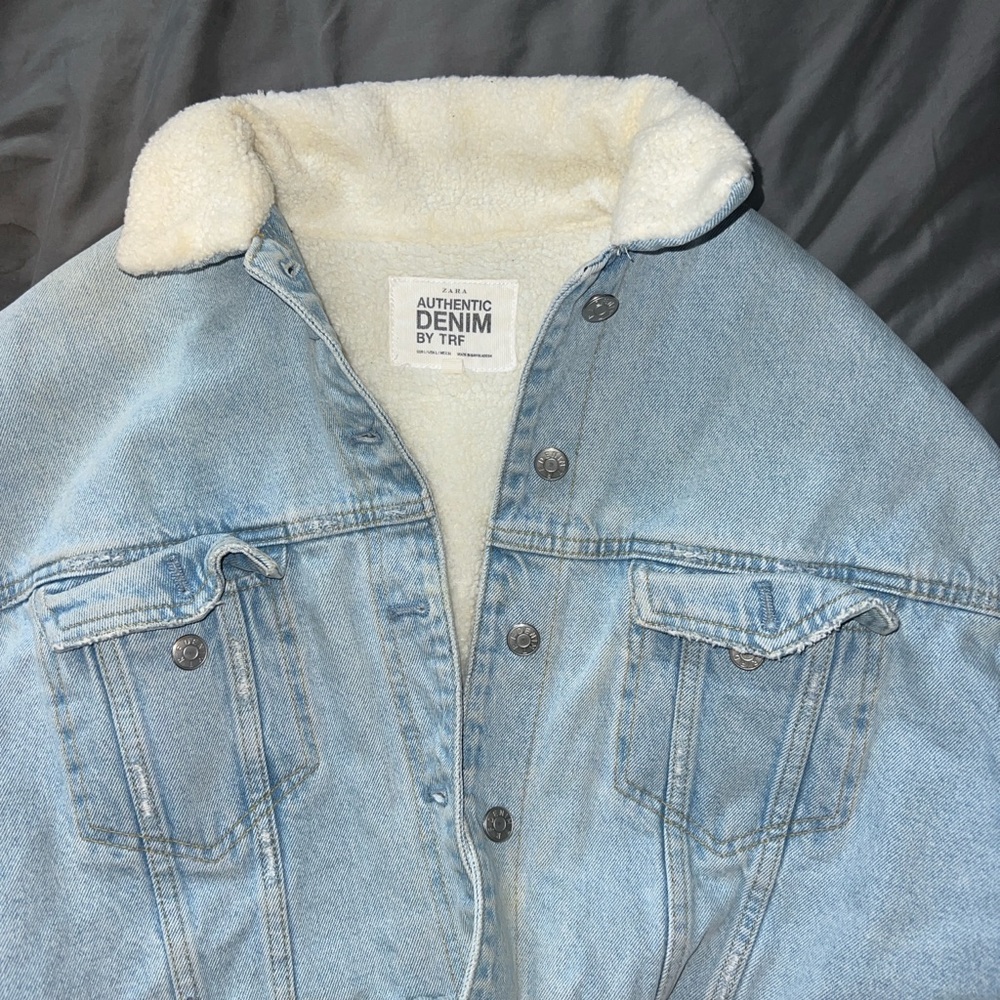 ZARA (L) TRF Crop Raw Hem Denim Jacket Shearling Fur lined